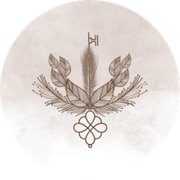 Logo-les-maux-cles Logo circulaire Les maux clés composé d’une plume centrale, de feuilles et de symboles harmonieux, représentant l’accompagnement thérapeutique et la libération émotionnelle