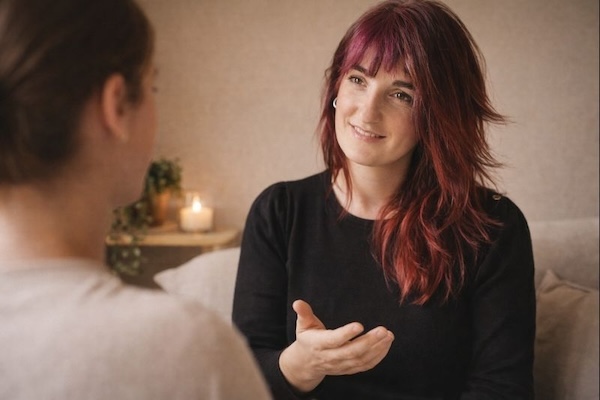 Margot, somato thérapeute, en séance d’accompagnement avec une cliente, illustrant l’écoute, la présence et le soutien en thérapie corporelle et émotionnelle